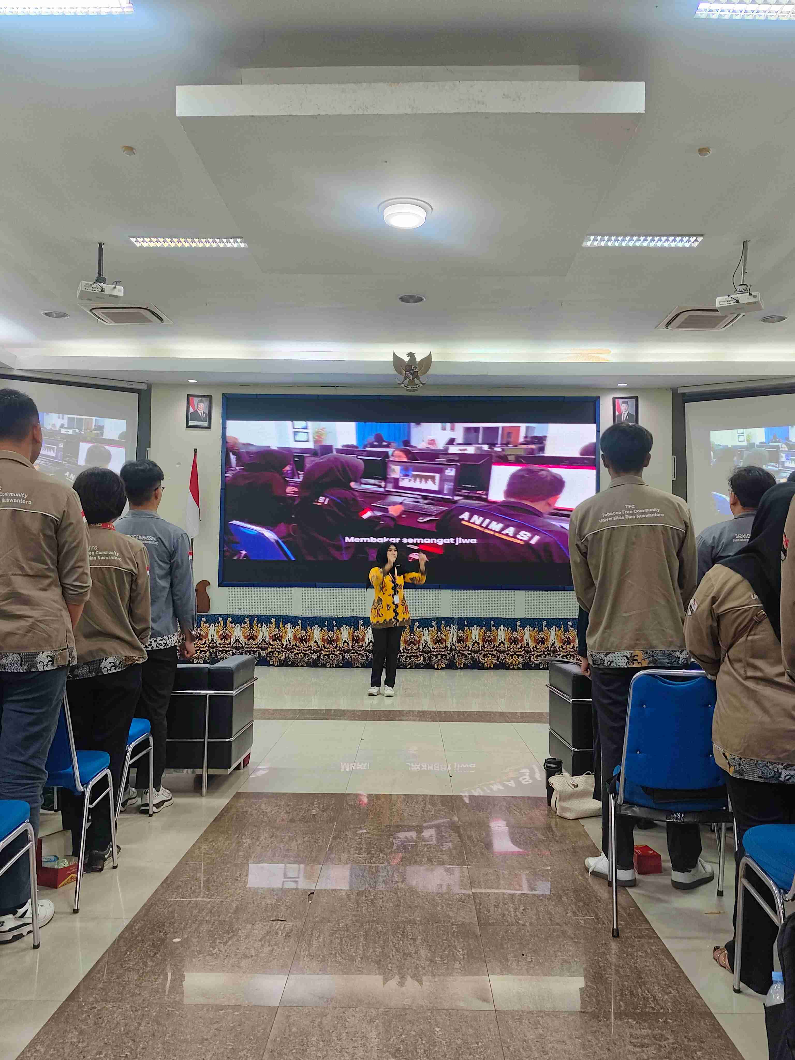 Menyanyikan Lagu Indonesia Raya dan Hymne Udinus 